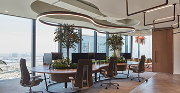 办公室设计效果：安静、专注的场所和协作区域的融合平衡了连接和分离的需求